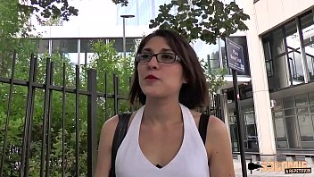 Cuplu o cumpara pe Celine pentru sex in trei