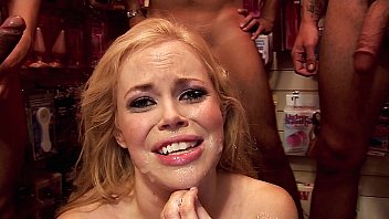 Blonda in sex shop se fute in cur cu trei barbati