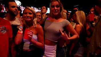 Party cu studente care sug pula si se fut in grup