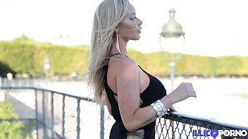 Rachele o blonda model sex cu culturist excitat