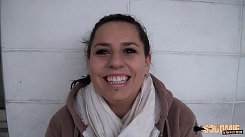 Cerise grasa nimfomana filmata cand face sex pe strada