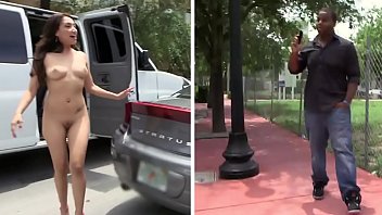 Sex in caravana sexuala intre negru dotat si asiatica studenta