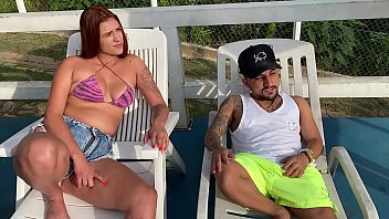 Suge pula salvamarului si inghite sperma dulce