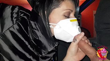 Protejata de Covid o bruneta suge pula prin masca