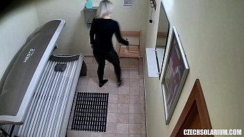 Filmata la solar cand se masturbeaza si are orgasm