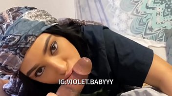 Tiganca sexy suge pula mare si groasa pana inghite sloboz