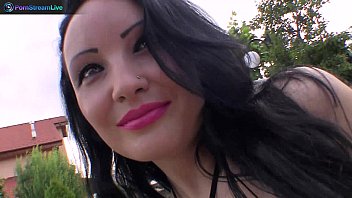 Lorain pe sezlong la piscina isi baga degetele in pizda si are orgasm