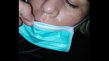 Sperma pe gura cand doarme si poarta masca