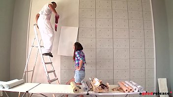 Bruneta excitata se lasa fututa in pizda de zugrav