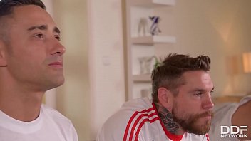 Eva o curva nimfomana face sex cu trei amici