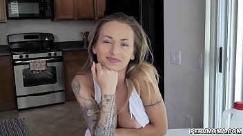 Mamica fosta starleta XXX suge pula fiului vitreg