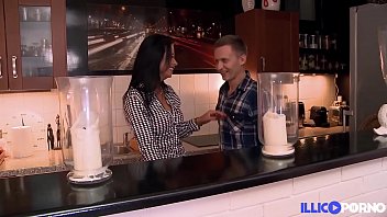 Cosmina platita pentru o noapte fierbinte de sex