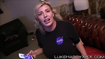 Baga pula intre sani si apoi se fute in pizda