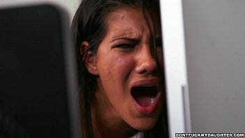 Bruneta la job suge pula sefului si ii vrea sperma in vagin