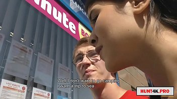 Iubitul primeste bani ca prietena sa faca sex cu alt baiat