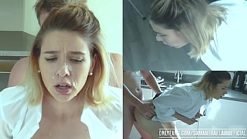 Face sex la bucatarie cu iubita care inghite sloboz