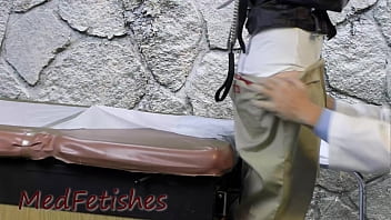 Examinata si fututa de doctor pervers