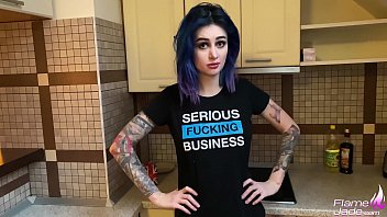 Tanara amica tatuata suge pula si fututa pe la spate