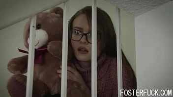 Fata trezita de gemete participa la sex in trei cu parintii