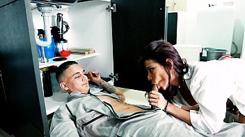 Baiat de la reparatii supt si futut de Mila