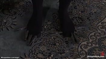 Abuzata sexual de o prietena care o leaga si fute in vagin