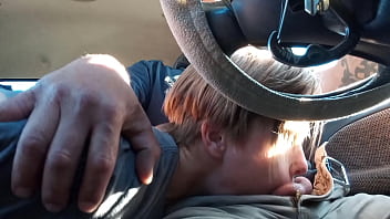 Iubitul conduce si e supt de sotia dornica