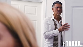 Chloe prinsa la porno pe telefon si sex neprotejat cu tatal vitreg