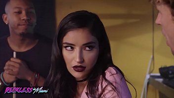 Emily dornica de pula face sex in club cu doi barbati