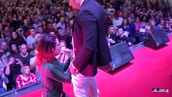 Porno pe scena cu milfa siliconata fututa