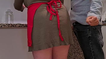 Menajera sexy cu tate mari primeste pula in gura