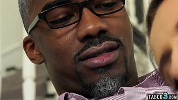 Nelly invitata acasa de patron pentru sex salbatic neprotejat