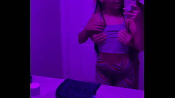 Face sex cu prietenu in toaleta publica si filmeaza