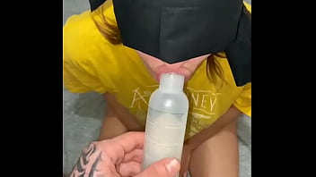 Legata la ochi primeste o muie cu ejaculare in gura