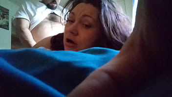 Amanda penetrata pe la spate geme si are orgasm