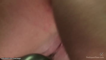 Tarfa la party face sex cu grup de barbati