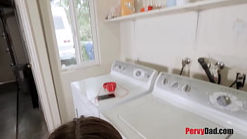 Face sex pe masina de spalat si are orgasme multiple