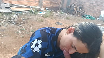 Pe un camp pustiu suge pula unui amic