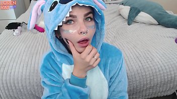 Pare inocenta dar se masturbeaza la pasarica si se fute anal cu dildo