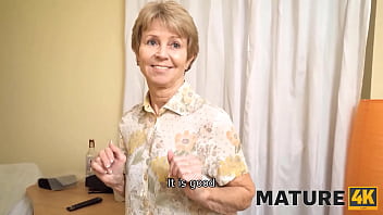 Matura trecuta de 50 de ani suge pula si face sex