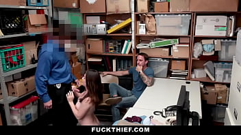 Prietenu priveste cum iubita Veronica face sex cu ofiter dotat