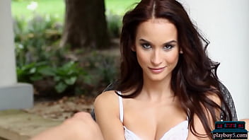 Romance model filmate cand se dezbraca si raman goale