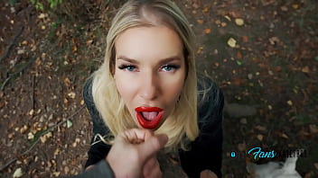 Muie spontana in padure cu tarfa rujata