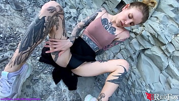 Plina de tatuaje se masturbeaza in parc si are orgasm