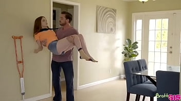 Sex cu sora care e bandajata la mana