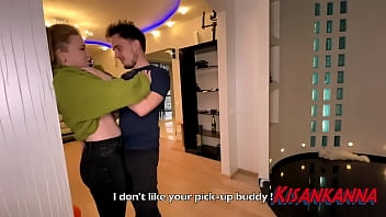 Vorbeste cu iubitul la telefon si e penetrata brutal de amant