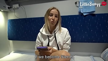 O blonda se iubeste in tren cu barbat dotat