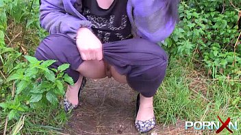 In statia de autobuz e luata la ocazie si penetrata