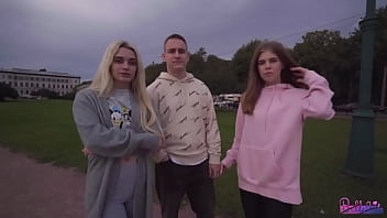 Blonda platita pentru o partida de sex anal