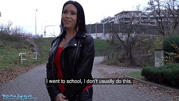 Nilla Black este o bruneta platita pentru sex in doggy