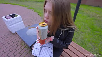 Timida virgina bea bere in parc si e penetrata de un baiat dotat